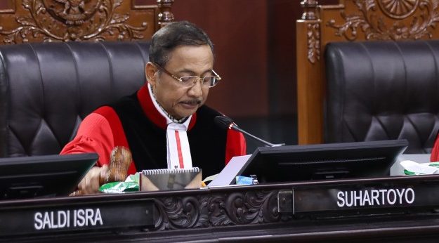 MK Putuskan Anggaran MBG Wajib Dipisah dari Dana Pendidikan Mulai APBN 2028 Ketua Mahkamah Konstitusi Suhartoyo membacakan putusan mengenai pemisahan anggaran Program Makan Bergizi Gratis dari anggaran pendidikan.