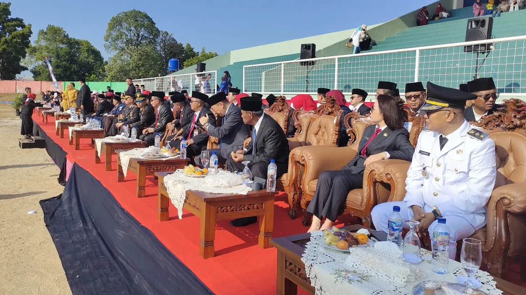 Jajaran pejabat Forkopimda mengikuti prosesi upacara kenaikan bendera merah putih di bawah terik matahari.