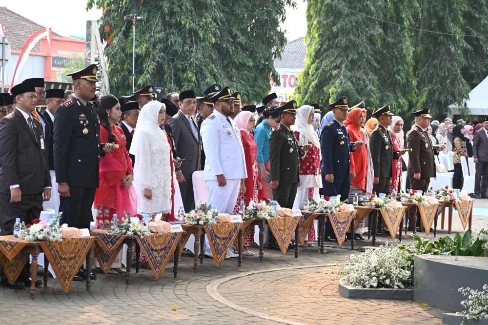Tamu undangan dan pejabat daerah mengikuti prosesi upacara HUT ke-81 RI di alun-alun Purbalingga tanpa naungan tenda VIP.